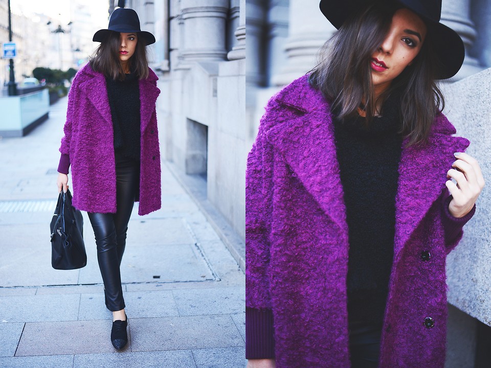 blogger Carla Estévez wears a purple topshop coat with an all black ensemble
