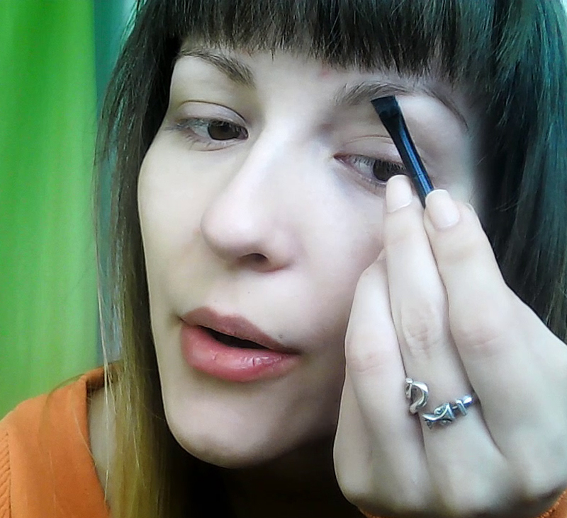 How to apply a minimal everyday make-up look - filling in eye brows