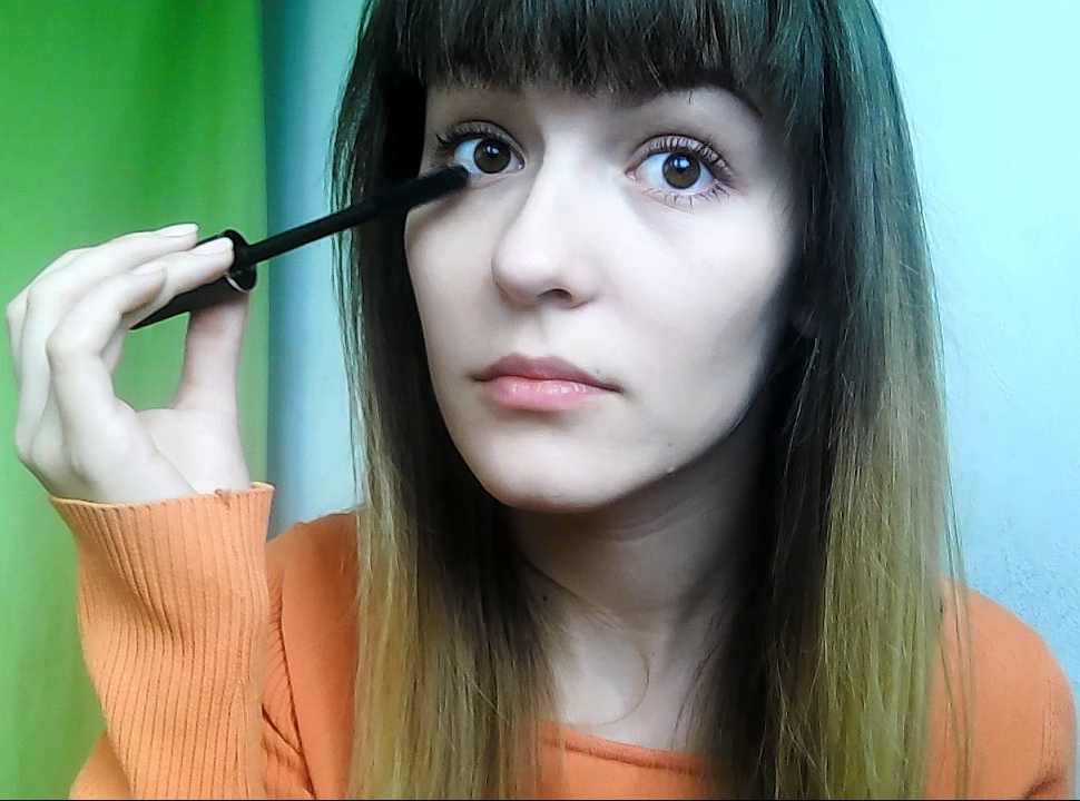 How to apply a minimal everyday make-up look - applying mascara