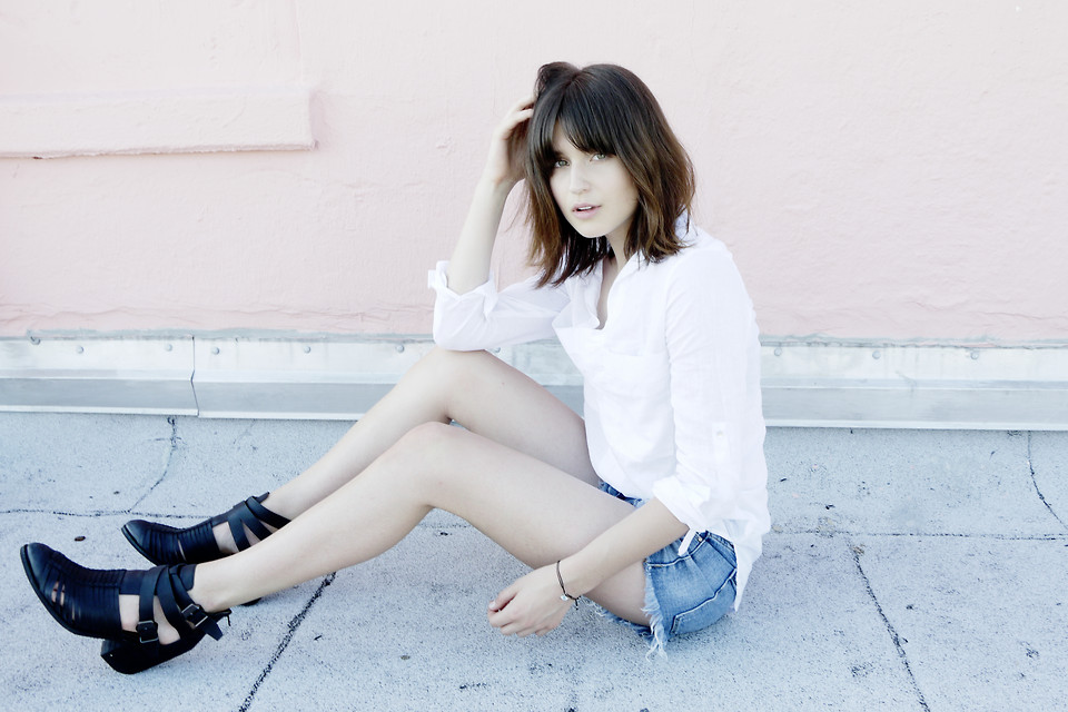 Fire on the head California blogger Rima Vaidila wears Blank NYC cut off jeans shorts with a white linen top