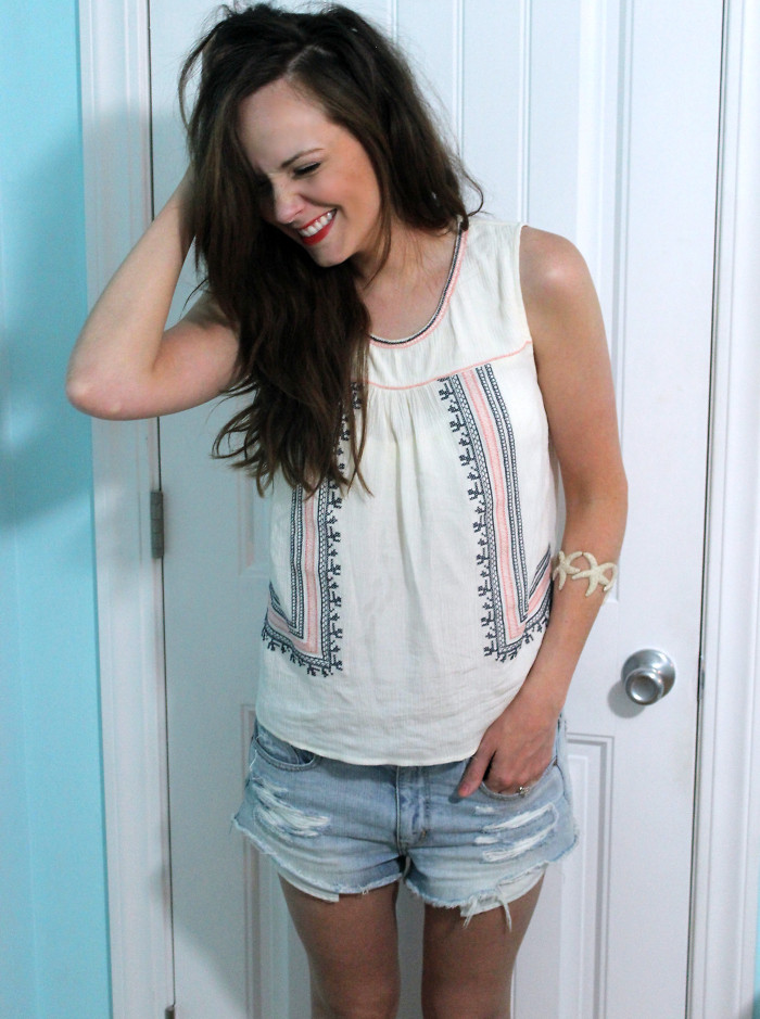 Katiedidwhat Blogger Katie Reyes from California wears American Eagle cut off jeans shorts with a tribal print sleevless top